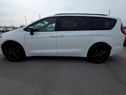 New 2026 Chrysler Pacifica Select image 9