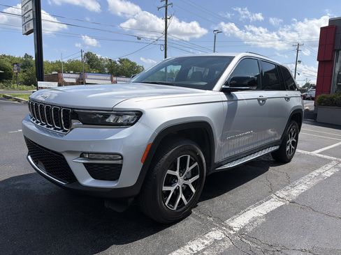 Certified 2025 Jeep Grand Cherokee Limited AWD/4WD image 3