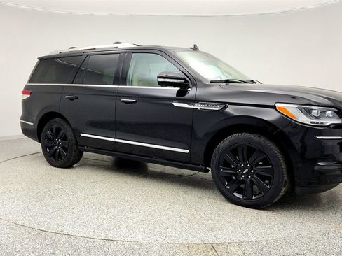 Used 2022 Lincoln Navigator Reserve image 3