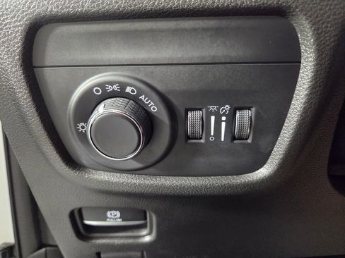 Used 2023 Jeep Grand Cherokee Laredo AWD/4WD image 19
