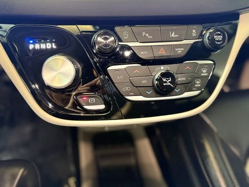 Used 2023 Chrysler Pacifica Touring-L FWD image 14
