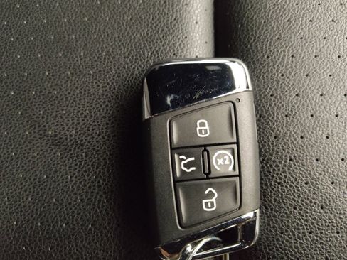 Used 2020 Volkswagen Atlas Cross Sport SE w/ Towing Package image 32