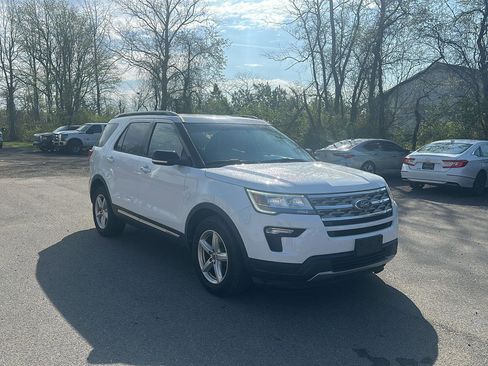 Used 2018 Ford Explorer XLT w/ Equipment Group 201A image 3