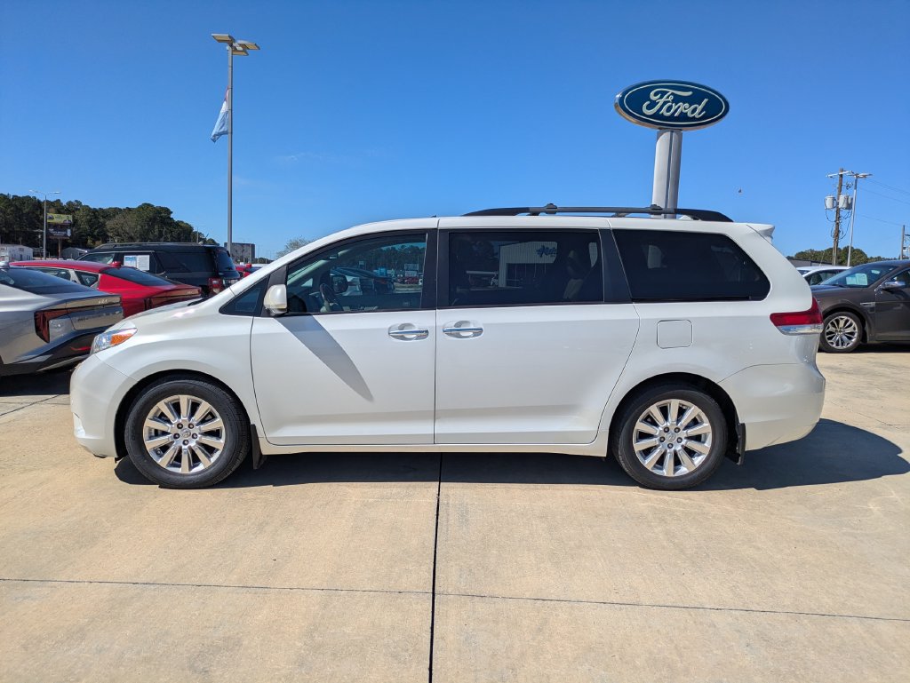 Used 2012 Toyota Sienna Limited w/ Premium Pkg FWD image 2