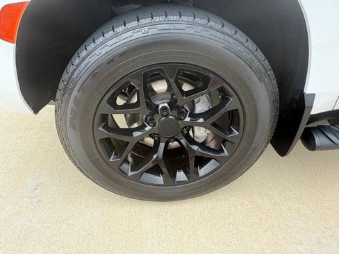 Used 2021 Chevrolet Tahoe Z71 w/ Z71 Signature Package AWD/4WD image 11