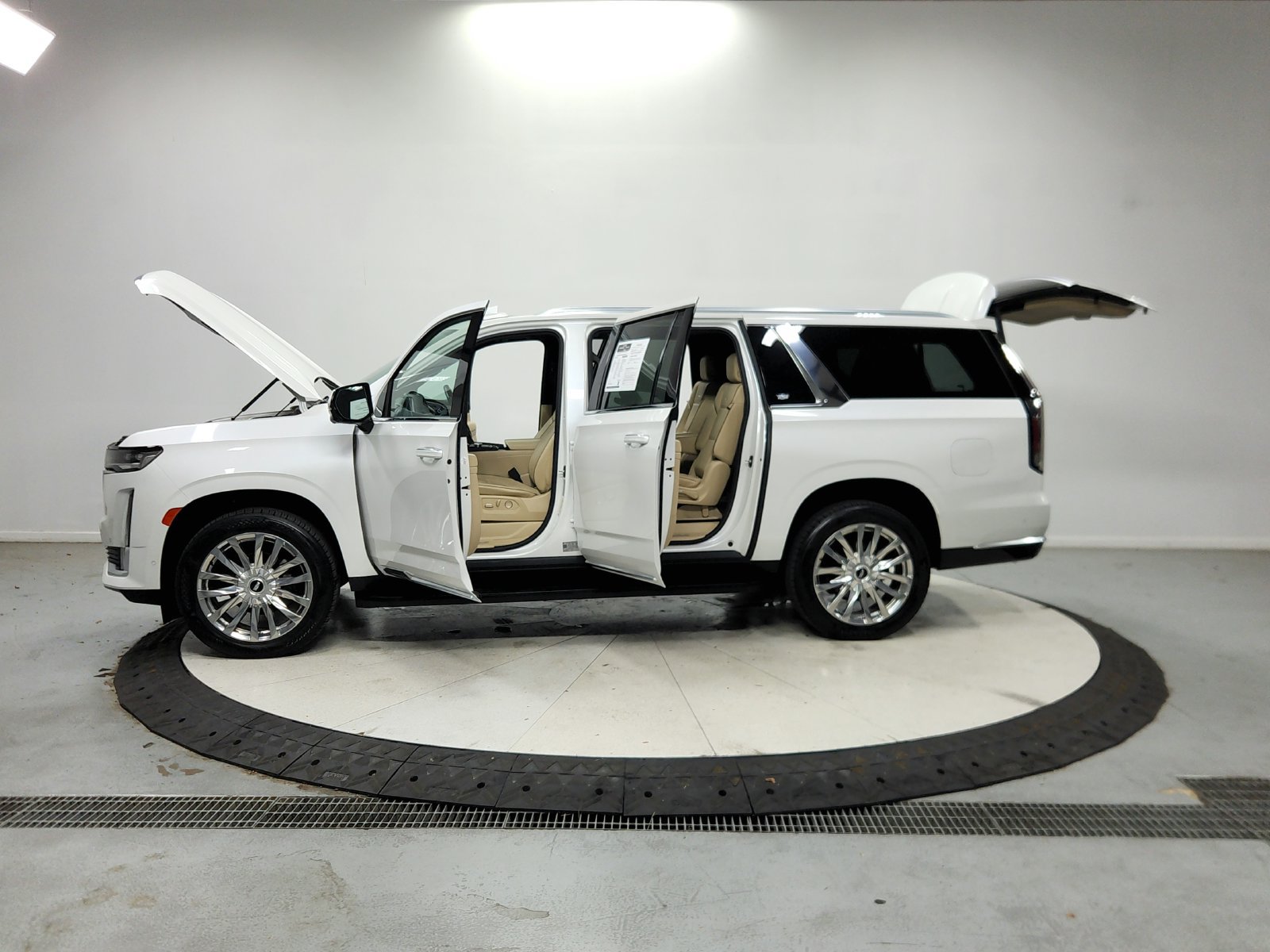 Used 2021 Cadillac Escalade ESV Premium Luxury AWD/4WD image 13