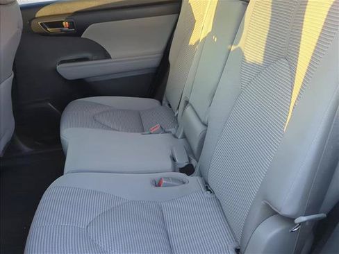 Used 2023 Toyota Highlander LE FWD image 23