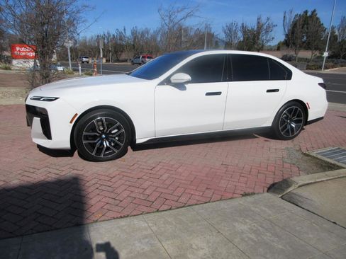 Used 2025 BMW 740i image 3