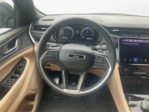 Used 2025 Jeep Grand Cherokee Limited w/ Black Appearance Package AWD/4WD image 12