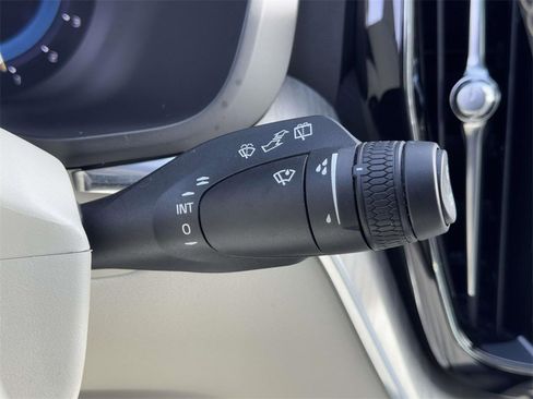 Used 2023 Volvo XC60 B5 Plus image 22