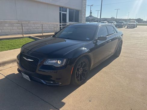 Used 2020 Chrysler 300 S RWD image 1