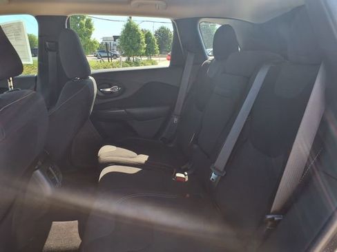 Used 2017 Jeep Cherokee Latitude FWD image 22