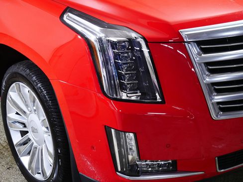 Used 2018 Cadillac Escalade ESV Platinum AWD/4WD image 16
