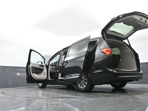 Used 2018 Chrysler Pacifica Touring-L image 52