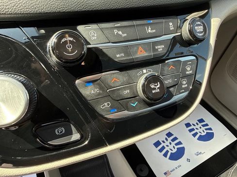 Certified 2023 Chrysler Pacifica Touring-L FWD image 25