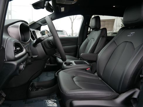 New 2026 Chrysler Pacifica Select w/ S Appearance Package image 10