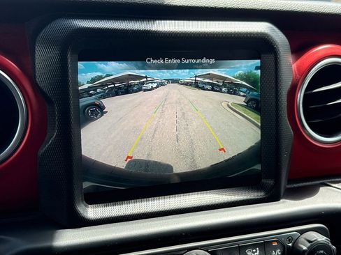 Used 2022 Jeep Wrangler Unlimited Rubicon w/ LED Lighting Group AWD/4WD image 27