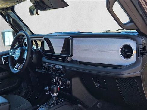Used 2025 Jeep Wrangler Sahara image 21