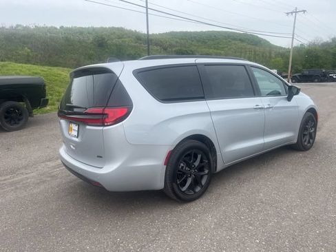 New 2026 Chrysler Pacifica Select w/ S Appearance Package AWD/4WD image 5