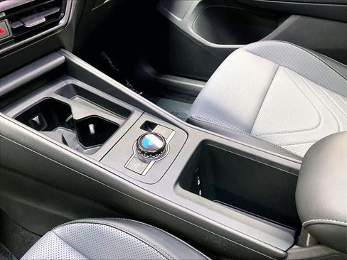 Used 2025 Volkswagen Tiguan SE w/ Panoramic Sunroof Package image 19