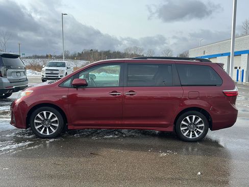 Used 2018 Toyota Sienna XLE image 2