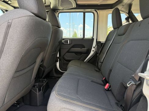 Used 2025 Jeep Wrangler Unlimited Sahara AWD/4WD image 25