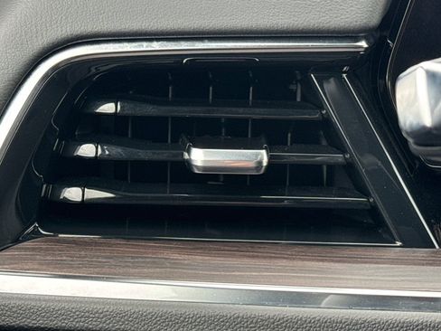 Used 2025 Chevrolet Suburban Z71 image 30