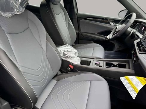 New 2026 Volkswagen Tiguan SE R-Line image 9