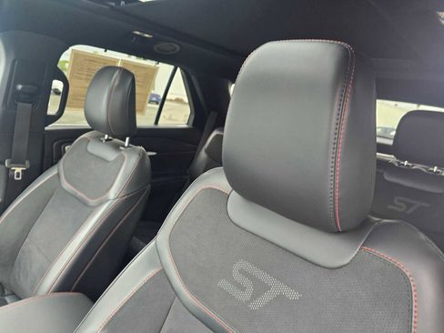Used 2025 Ford Explorer ST image 28