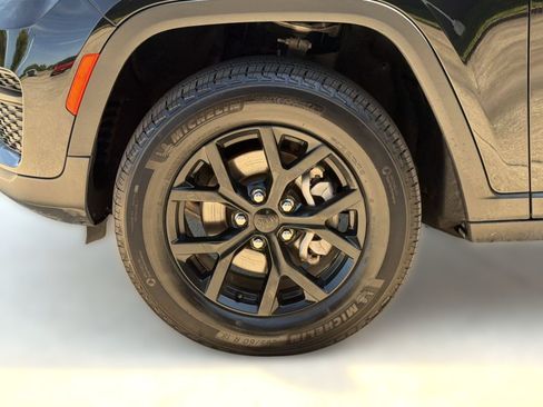 Used 2025 Jeep Grand Cherokee Altitude AWD/4WD image 13