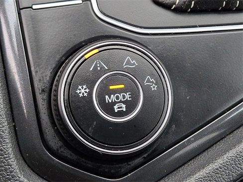 Used 2021 Volkswagen Tiguan SE w/ Panoramic Sunroof Package image 23