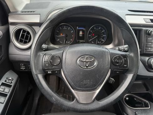 Used 2018 Toyota RAV4 LE FWD image 13