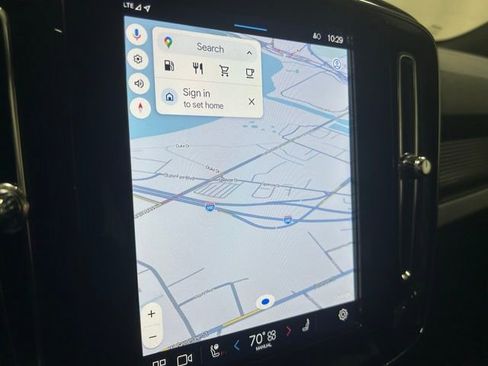 Used 2025 Volvo XC40 B5 Plus image 18