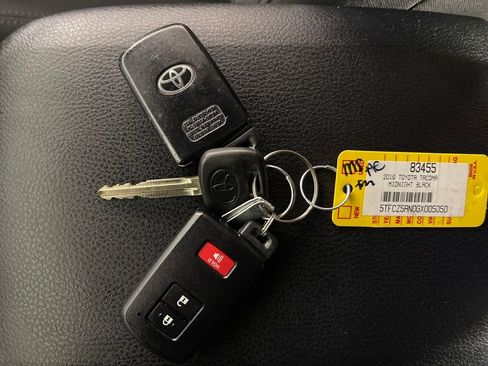 Certified 2016 Toyota Tacoma TRD Sport w/ Towing Package image 24