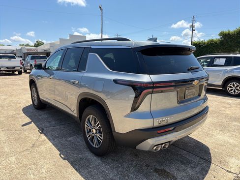 Used 2026 Chevrolet Traverse LT FWD image 4