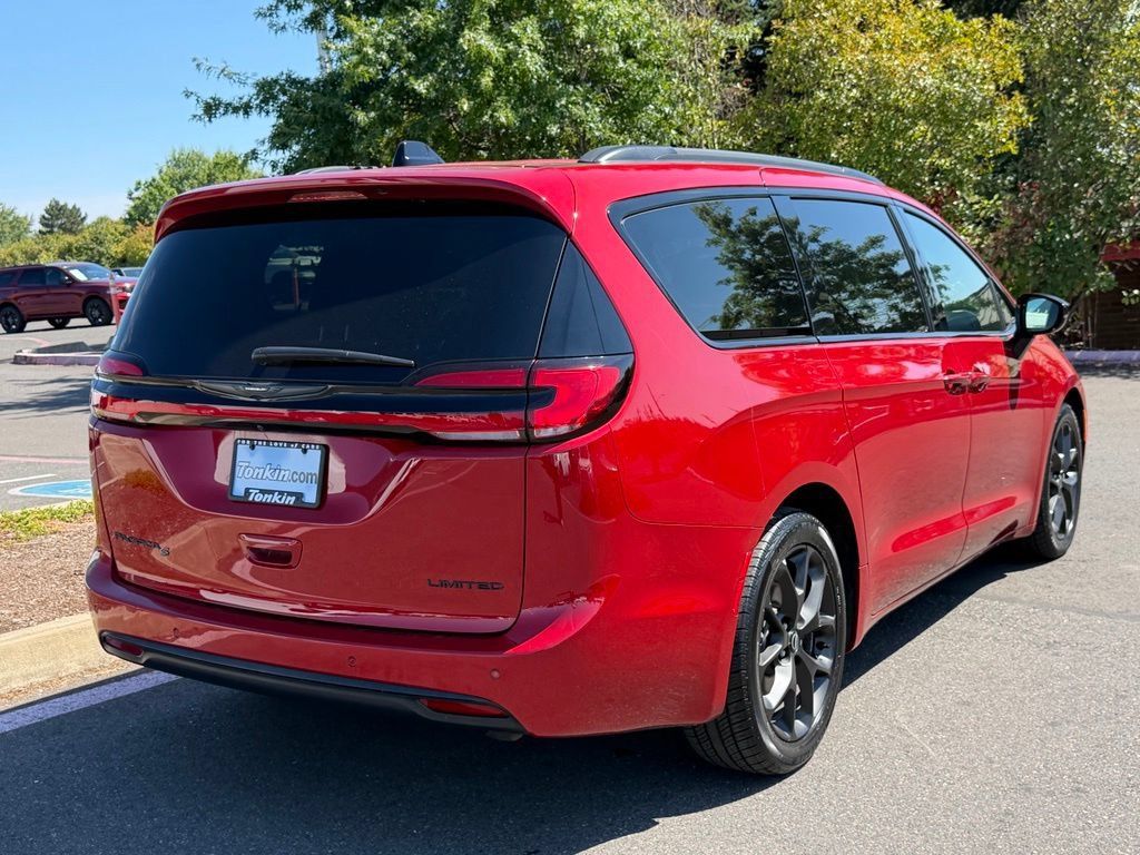 Used 2025 Chrysler Pacifica Limited FWD image 7