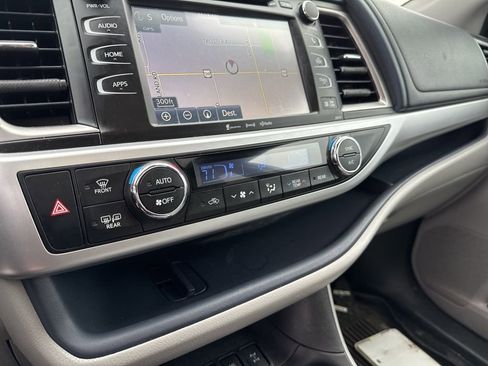 Used 2018 Toyota Highlander XLE image 17