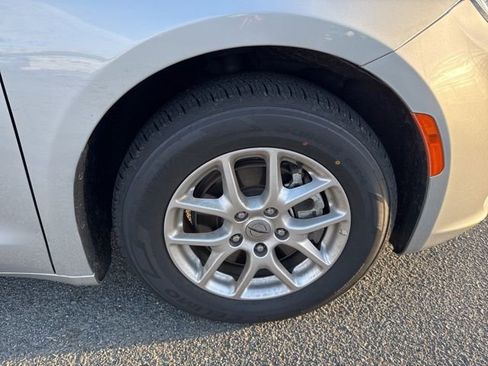 Used 2024 Chrysler Pacifica Touring-L image 10