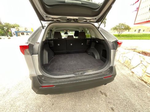 Used 2021 Toyota RAV4 LE AWD/4WD image 5