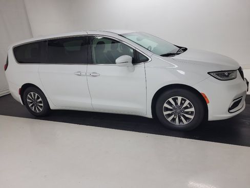 Used 2022 Chrysler Pacifica Touring-L FWD image 11