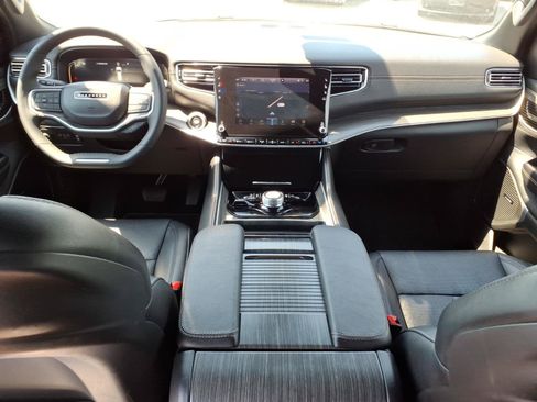 Used 2024 Jeep Wagoneer Series II w/ Flexible Seating Group AWD/4WD image 12