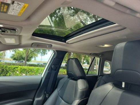 Used 2022 Toyota Corolla Cross XLE w/ Convenience Package FWD image 19
