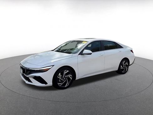 Used 2025 Hyundai Elantra SEL image 7