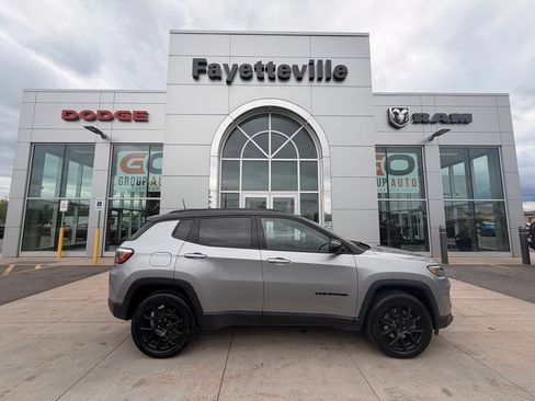 Used 2023 Jeep Compass Latitude AWD/4WD image 2