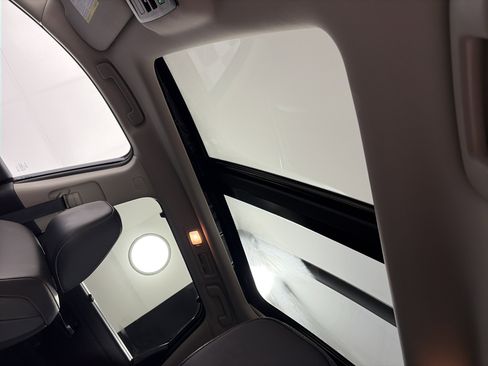 Certified 2025 Nissan Pathfinder SL w/ SL Premium Package image 18