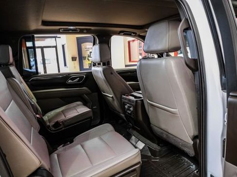 Used 2022 GMC Yukon XL SLT w/ SLT Premium Package image 32