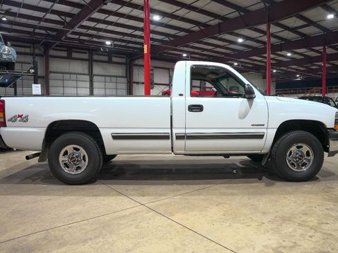 Used 2000 Chevrolet Silverado 1500 LS 2dr 4WD Standard Cab LB w/ Exterior Appearance Pkg image 10