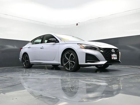 Used 2025 Nissan Altima 2.5 SR image 43