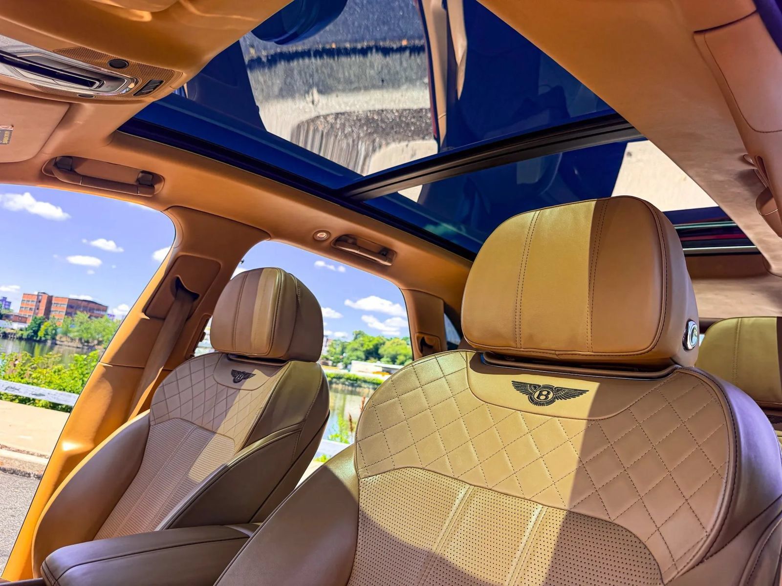 Used 2017 Bentley Bentayga AWD/4WD image 31