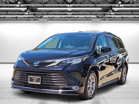 Used 2023 Toyota Sienna XLE FWD image 5